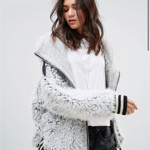 New
Free People × We The Free Fluffy
Size M/L
NWOT never worn before
Retail $248 - Picture 1 of 11